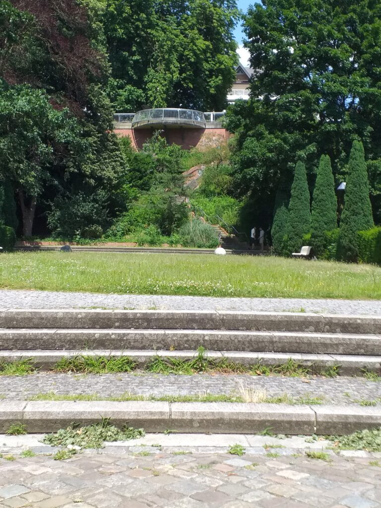 Vegesacker Balkon Er ist Teil des historischen Vegesacker Stadtgartens, der schon vor über 200 Jahren angelegt wurde.

Die Plattform belohnt den kurzen Aufstieg mit einem Panoramablick über die Weser und das Treiben am Ufer.

Der Zugang ist barrierefrei, also auch für Kinderwagen und Rollstühle geeignet.

Im Sommer ist er ein beliebter Ort zum Spazierengehen, Fotografieren oder einfach Durchatmen
